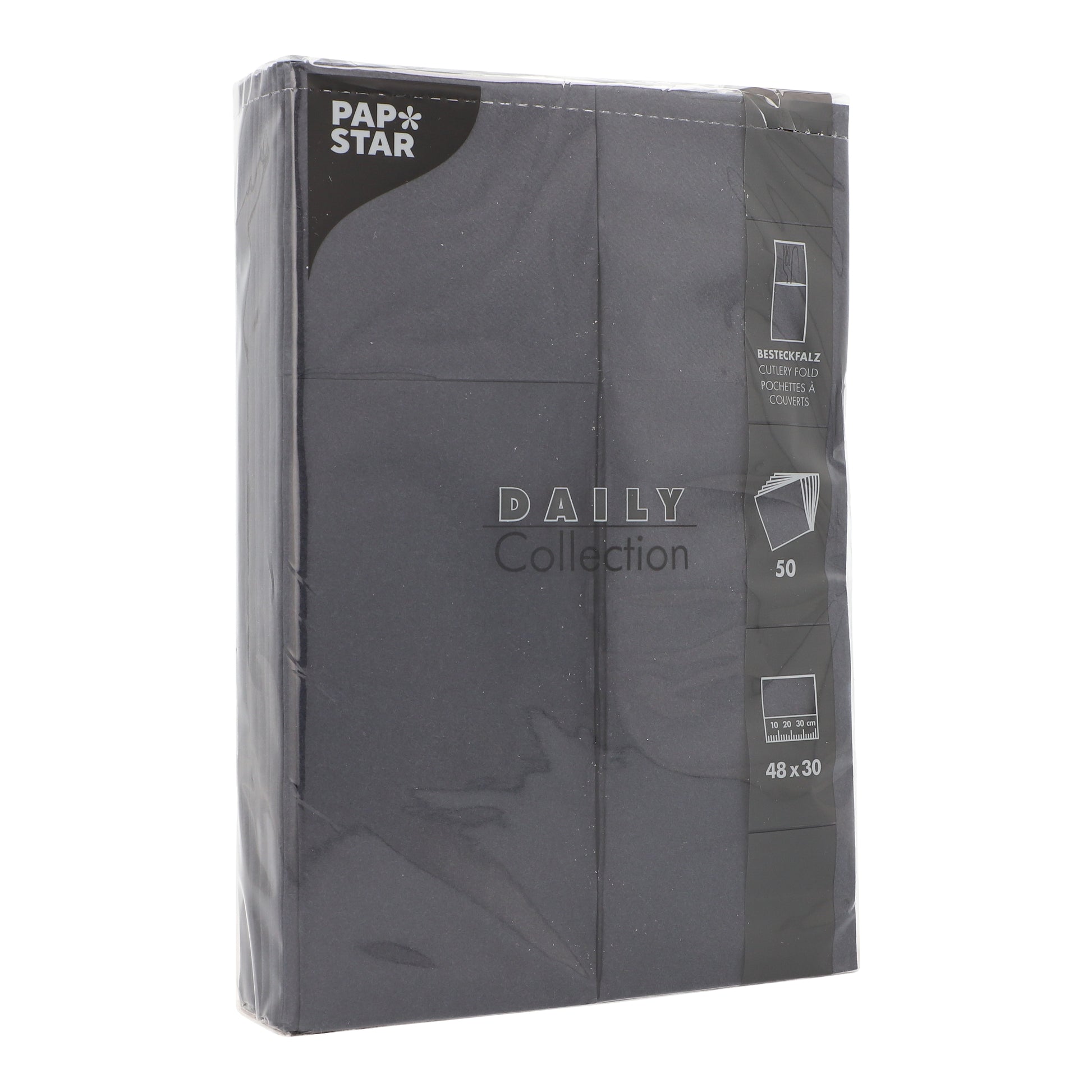 Eine versiegelte Packung mit 50 PAPSTAR Servietten „DAILY Collection“ (48 x 30 cm, Besteckfalz) der PAPSTAR GmbH verfügt über eine schwarze Verpackung mit weißem Text und einer illustrierten Serviette an der Seite.
