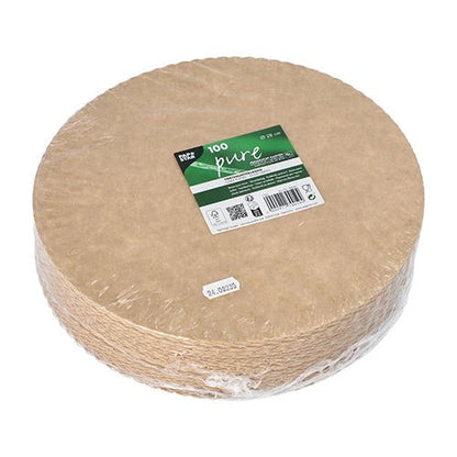 Un teanc de farfurii rotunde, maro, biodegradabile din carton de la PAPSTAR GmbH cu inscripția „PAPSTAR 100 de suporturi pentru tort, carton „pure“ rotund“ este ambalat în folie transparentă și prevăzut cu o etichetă verde-albă cu inscripția „Informații despre produs și calitate pentru gastronomie“.
