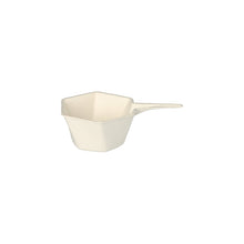 Un bol alb, hexagonal pentru aperitive, realizat din trestie de zahăr ecologică de la PAPSTAR GmbH, prezentat pe un fundal alb simplu. Produs: PAPSTAR 50 boluri pentru aperitive trestie de zahăr "pure" alb "Hexagon".