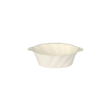 O simplă formă de copt din ceramică albă cu mânere mici este expusă - un contrast clasic cu bolurile pentru finger food din trestie de zahăr "Wave" ale PAPSTAR GmbH, 3x9,5x6 cm, alb, folie (50 bucăți).