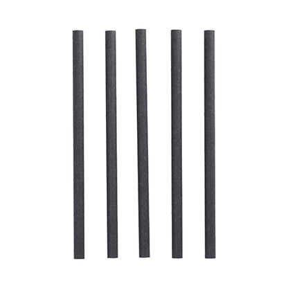 Cinci paie negre cilindrice PAPSTAR 100 Shake-Halme din hârtie Ø 10 mm · 21 cm de la PAPSTAR GmbH sunt așezate vertical într-un rând pe un fundal alb - ideal pentru gazdele conștiente de mediu.