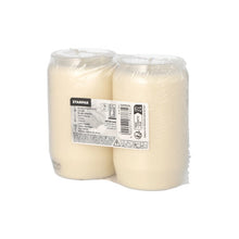 Două PAPSTAR lumânări cu ulei compoziție Ø 5,8 cm (2 bucăți) sunt ambalate în folie termocontractabilă transparentă cu o etichetă de produs pe față. Fundalul simplu alb subliniază iluminarea lor ambientală. Marca: PAPSTAR GmbH.