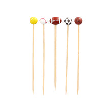 Picker-urile de fingerfood „Sport” (12,5 cm, pachet de 40) de la PAPSTAR GmbH sunt perfecte pentru gustări la petreceri. Fiecare este echipat cu o minge de sport (tenis, baseball, fotbal american, fotbal, baschet) și sunt aranjate într-o linie dreaptă pe un fundal alb.