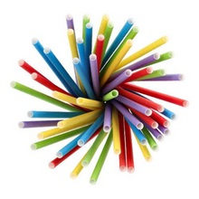 Eine Draufsicht auf die umweltfreundlichen Shake-Halme Papier der PAPSTAR GmbH, angeordnet in einem radialen Muster. Mit Farben wie Rot, Blau, Gelb, Grün und Lila mit weißer Innenseite bilden diese Strohhalme ein lebendiges, kreisförmiges Display, das sicherlich zu nachhaltigen Entscheidungen inspirieren wird.