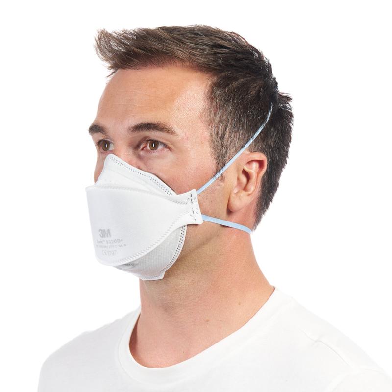 Un bărbat într-o cămașă albă simplă poartă o mască de protecție a particulelor 3M™ Aura™ 9320+ FFP2 fără supapă de la 3M Deutschland GmbH, cu două benzi de cap și ușor orientată spre stânga.