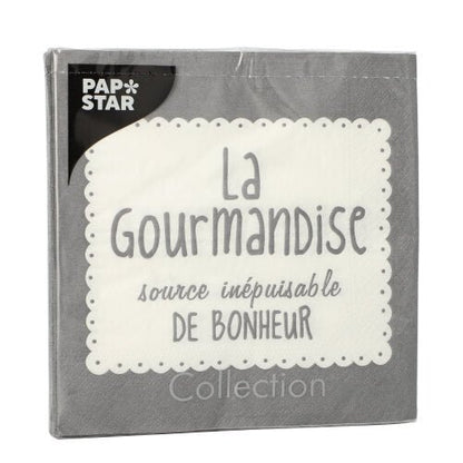Un pachet de 20 de șervețele gri PAPSTAR GmbH (33x33 cm, 3 straturi, pliat 1/4) este prevăzut cu o bordură albă dantelată, textul francez "La Gourmandise source inépuisable de bonheur" și logo-ul PAP*STAR alb pe negru în colțul din stânga sus.