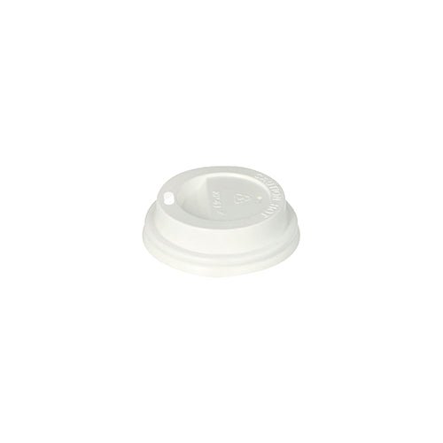 Capacul rotund Starpak 50 Dom-Deckel PS „To Go“ (alb, Ø 6 cm, 2 cm) pentru pahare de unică folosință este ilustrat pe un fundal alb. Datorită închiderii sale sigure și a deschiderii mici pentru băut, este ideal ca ambalaj pentru take-away. 50 de bucăți.