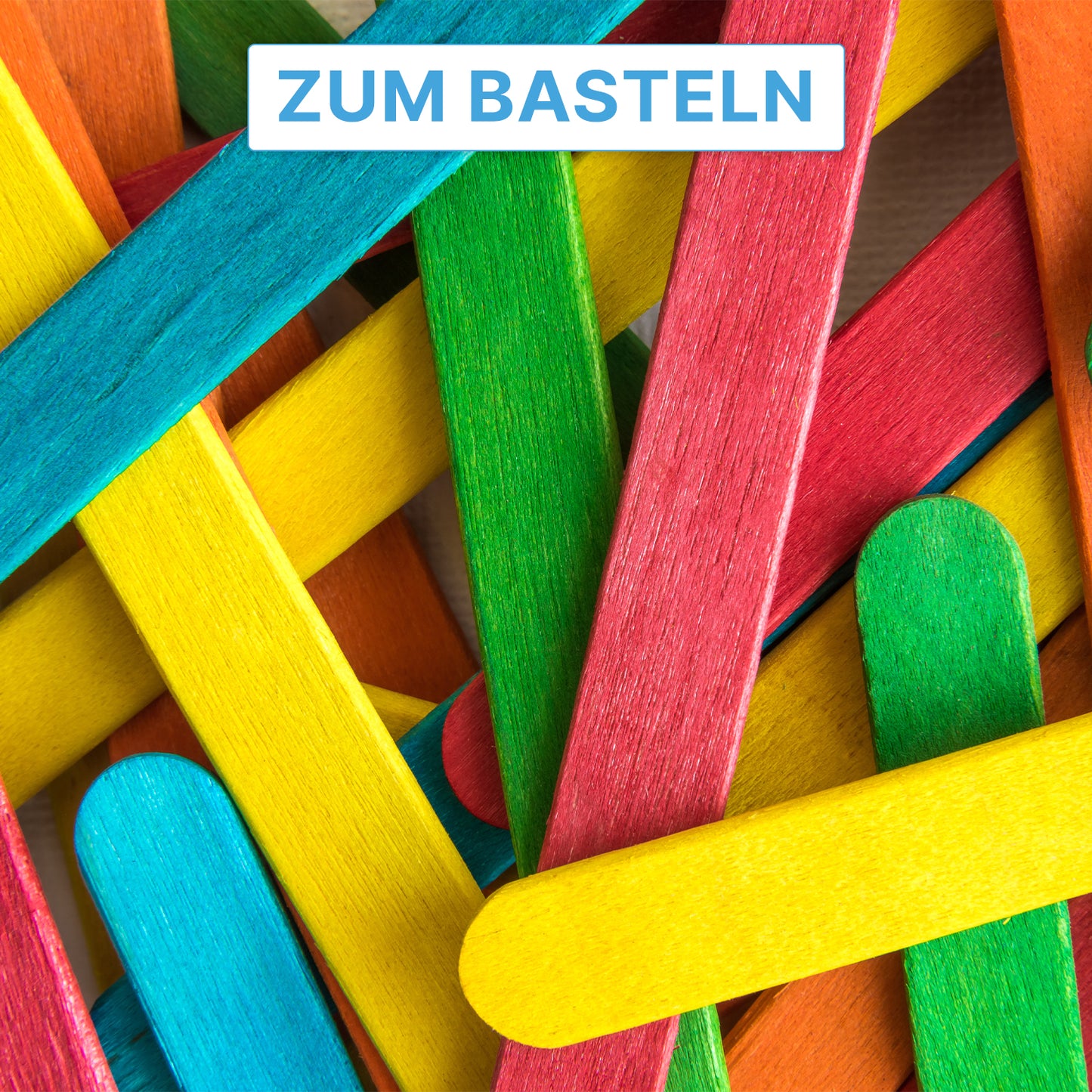 Ein Stapel ARNOMED HOLZSPATEL Unsteril natur von ARNOWA GmbH überlappend, gekrönt von einer weißen Schachtel mit blauer Aufschrift "ZUM BASTELN". Ideal für kreative Projekte oder Praxisbedarf.