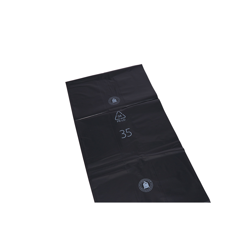 Saci de gunoi DEISS 95076, dreptunghiulari și plați, de la EMIL DEISS KG (GmbH + Co.) din plastic negru robust, imprimați cu simboluri albe și numărul 35, se află pe un fundal alb - ideali pentru eliminarea comercială.