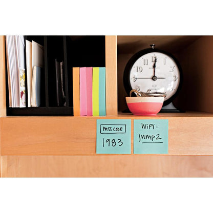 Un raft de lemn cu cuburi colorate de note Post-it® 3M (76x76 mm, 450 foi), un ceas, un bol dungat cu chei și două note adezive cu codul de acces "1983" și parola WiFi "jimp2".