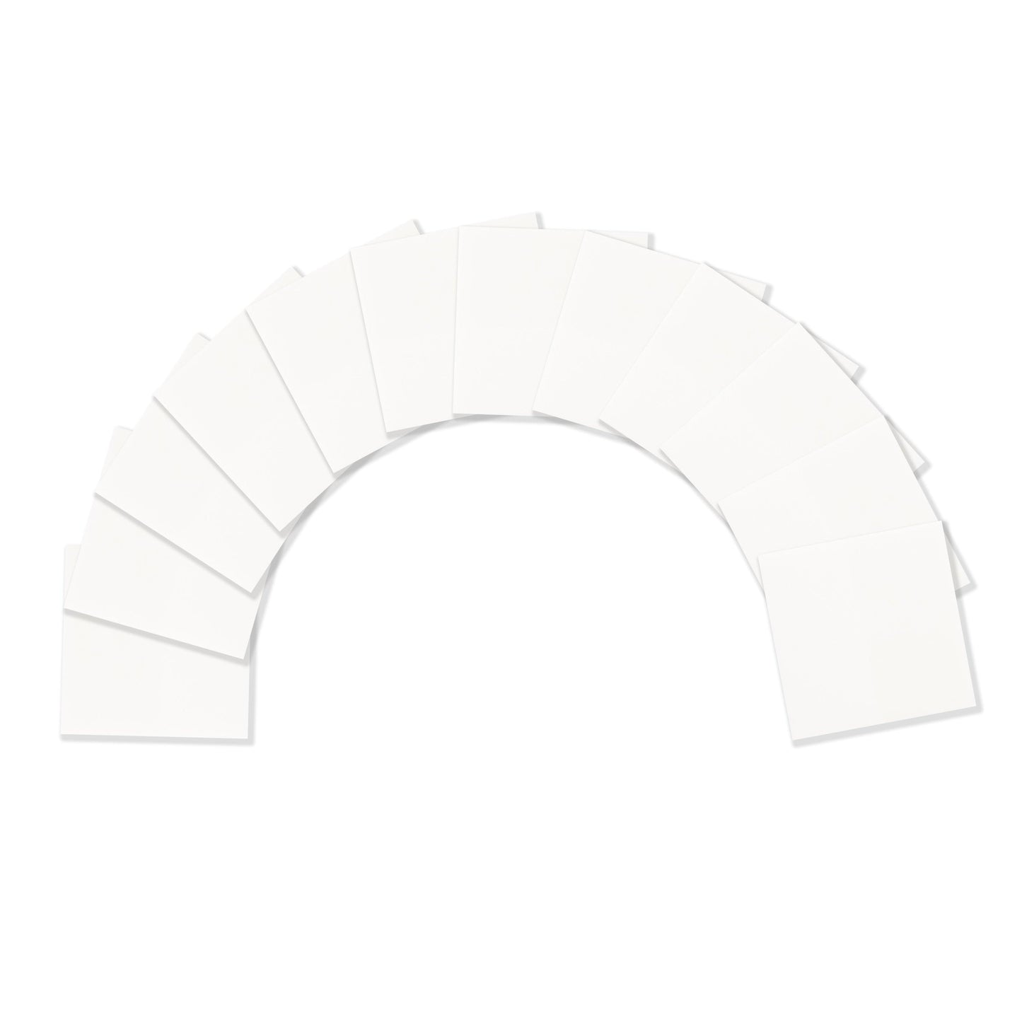 O serie de Post-it® Transparent Notes (73 mm x 73 mm, 36 foi/bloc, 12 blocuri/pachet) de la 3M Deutschland GmbH sunt aranjate într-un arc pe un fundal alb, cu fiecare notiță ușor suprapusă.