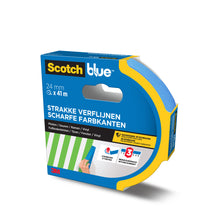Eine Rolle ScotchBlue™ Malerabdeckband für scharfe Linien (24 mm x 41 m) von 3M Deutschland GmbH in einem Spenderkarton mit niederländischem und deutschem Text, Bandfarbe, Anwendungsbeispielen und dem 3M Logo auf der Verpackung.