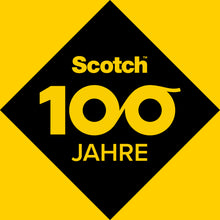 Eine schwarze Raute mit gelbem "Scotch® Permanent-Klebestift" und "100 JAHRE" (Nullen als Unendlichkeitssymbol) unterstreicht ein 2 Stifte + 1 GRATIS, 21 g Angebot der 3M Deutschland GmbH auf leuchtend gelbem Hintergrund.