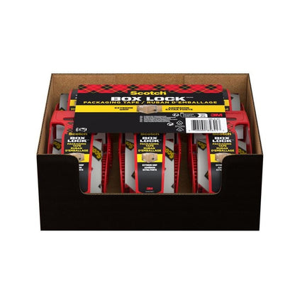 Un carton de afișaj maro conține șase pachete de bandă adezivă de ambalare Scotch® Box Lock™ 48 mm x 20,3 m de la 3M Deutschland GmbH, fiecare cu un distribuitor roșu și o etichetă galben-neagră, aranjate vertical și cu branding vizibil.