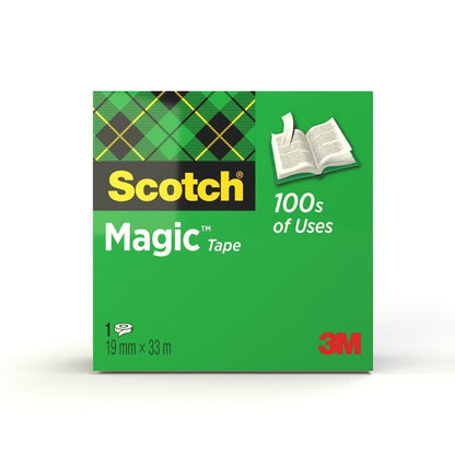 O cutie verde de bandă invizibilă Scotch® Magic™ de la 3M Deutschland GmbH cu un design în carouri, o grafică a unei cărți deschise, textul „100s of Uses” și o dimensiune de 19 mm x 33 m.