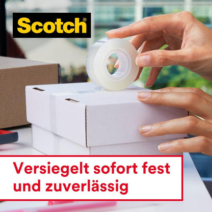 O persoană închide un carton alb cu Scotch® Crystal Klebeband 6-1915R3/2 de la 3M Deutschland GmbH. Este afișat textul german "Sigilează imediat ferm și de încredere", în stânga sus logo-ul Scotch și în fundal materiale de birou.