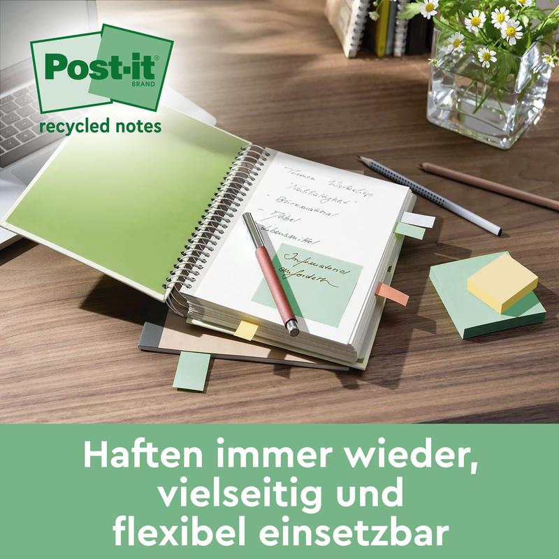 Un birou arată un caiet deschis cu o notiță verde Post-it® Recycling (38 mm x 51 mm, 100% PEFC, 100 foi/bloc) de la 3M Deutschland GmbH, un stilou, note adezive colorate, un laptop și o vază de sticlă. Textul în limba germană subliniază versatilitatea acestora.