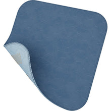 Suportul lavabil Abena Re-Seller GmbH, 45 x 45 cm în albastru, are colțuri rotunjite și o parte inferioară albastru deschis, antiderapantă, cu mici puncte galbene. Reprezentat ușor pliat pentru a arăta partea inferioară cu model. Disponibil în cutie de 60.