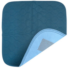 Un suport dreptunghiular, matlasat albastru, Abena Re-Seller GmbH lavabil (suport pentru scaun), 45 x 45 cm, cu colțuri rotunjite. Pe un colț se află o parte inferioară albastru deschis, antiderapantă. Reutilizabil și practic pentru utilizarea zilnică. Cutie: 60 pachete.