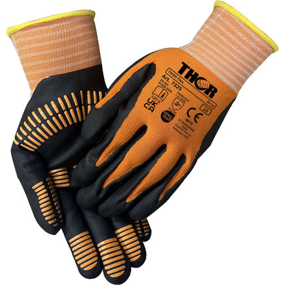 Ein Paar orange-schwarze Abena Re-Seller GmbH Thor Flex Multigrip Arbeitshandschuhe mit gummierten Griffstreifen an Handflächen und Fingern, mit aufgedruckten Sicherheitsinformationen und Zertifizierungen auf einem Handrücken.
