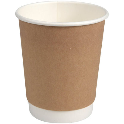 Cana de cafea cu perete dublu "Kraft" de la Abena Re-Seller GmbH este un pahar izolant simplu, maro, cu interior și bază albe, care stă vertical pe un fundal alb și are un design simplu și efectiv.