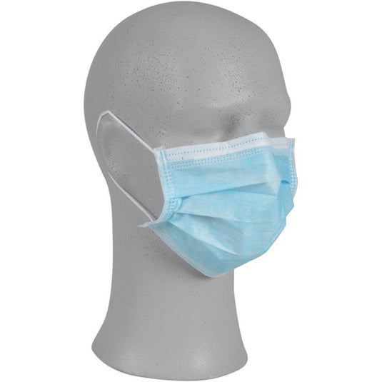 Un manechin gri prezintă masca de protecție Abena Re-Seller GmbH cu elastic, 95x180 mm, cu trei straturi, albastră, IIR (pachet de 50 de bucăți), dintr-un unghi din față stânga, pe un fundal alb simplu.