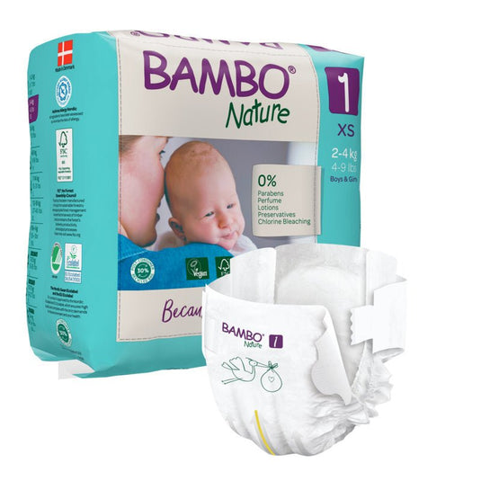 O cutie de scutece Bambo Nature de la Abena Re-Seller GmbH, destinată bebelușilor cu greutatea între 2 și 4 kg, este prezentată pe ambalaj alături de o fotografie a unui bebeluș. Pe partea din față se află un scutec care evidențiază designul său ecologic, logo-ul mărcii și materialele durabile.