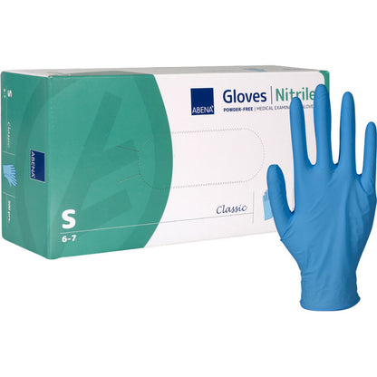 O cutie de mănuși din nitril Abena Re-Seller GmbH Classic, fără pudră, albastru (mărimea mică) este prezentată cu o mănușă albastră ridicată pe dreapta. Ambalajul verde-alb-albastru se potrivește unităților medicale.
