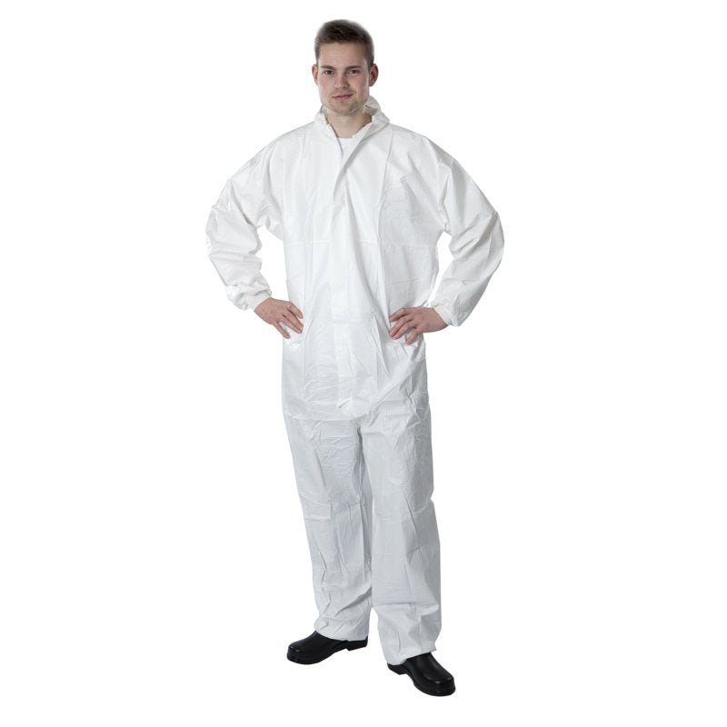 O persoană stă cu combinezonul Thor Einwegoverall Tip 5+6, PE, Alb de la Abena Re-Seller GmbH cu fermoar frontal și pantofi negri în fața unui fundal simplu alb.