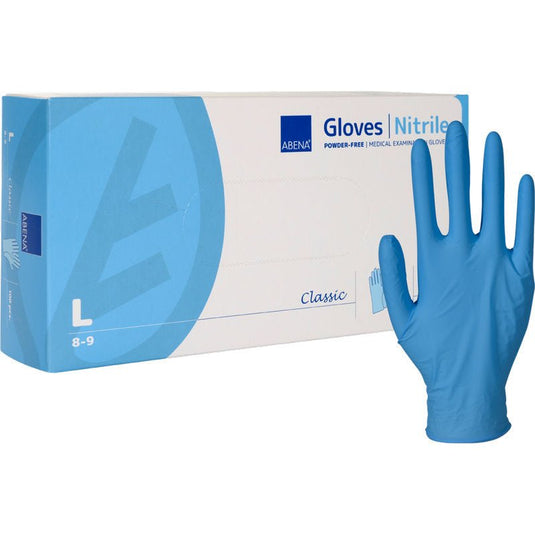 O cutie cu inscripția „Mănuși din nitril, Classic, fără pudră, albastre” a firmei Abena Re-Seller GmbH, pe care se vede clar un „L” albastru pentru mărimea Large, se află lângă o mănușă așezată în picioare; conform informațiilor de pe cutie, este vorba despre mănuși medicale de examinare fără pudră.