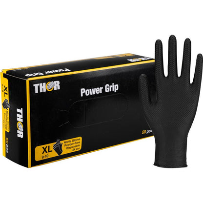 O cutie neagră cu inscripția „Thor Power Grip, Negru” de la Abena Re-Seller GmbH arată mănuși din nitril XL pentru antrenamente de forță sau haltere. O mănușă stă vertical lângă cutie, care conține 50 de mănuși fără pudră.