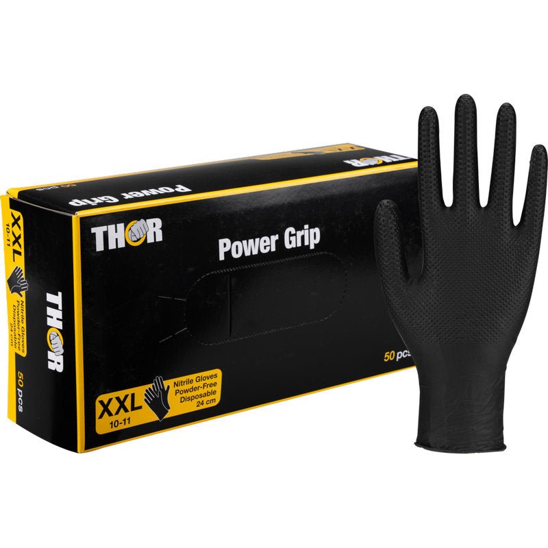 O cutie neagră cu inscripția „Thor Power Grip, Negru” de la Abena Re-Seller GmbH în mărimea XXL conține 50 de mănuși negre din nitril pentru antrenamente de forță sau haltere. O mănușă stă vertical lângă cutie.