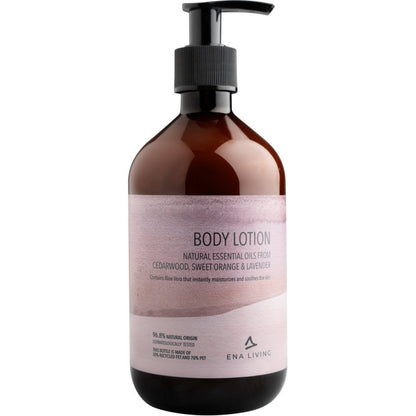 O sticlă maro cu pompă ENA Living Body Lotion (500 ml) de la Abena Re-Seller GmbH, cu uleiuri naturale din lemn de cedru, portocală dulce și lavandă, precum și aloe vera calmantă - ideală pentru îngrijirea zilnică. Disponibilă într-o cutie cu 8 pachete.