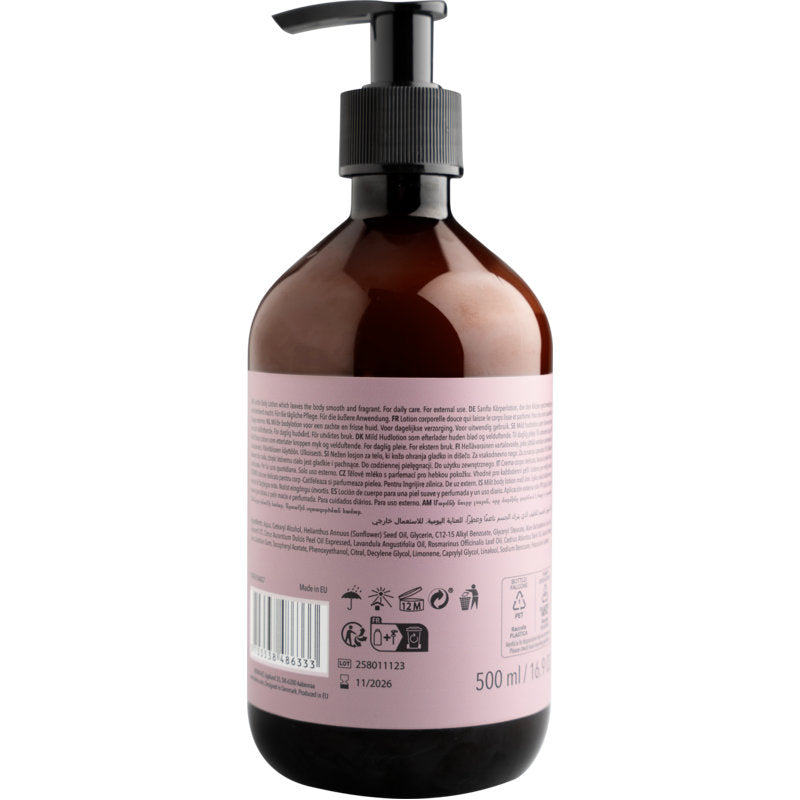 O sticlă din plastic maro cu pompă ENA Living Body Lotion (500 ml) de la Abena Re-Seller GmbH, prezentată din spate cu o etichetă roz cu text, simboluri de reciclare, cod de bare și volum. Concepută pentru îngrijirea zilnică a corpului.