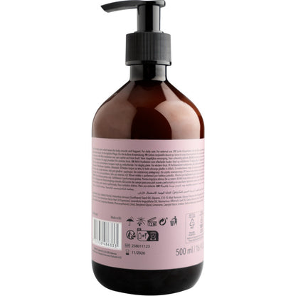 O sticlă din plastic maro cu pompă ENA Living Body Lotion (500 ml) de la Abena Re-Seller GmbH, prezentată din spate cu o etichetă roz cu text, simboluri de reciclare, cod de bare și volum. Concepută pentru îngrijirea zilnică a corpului.