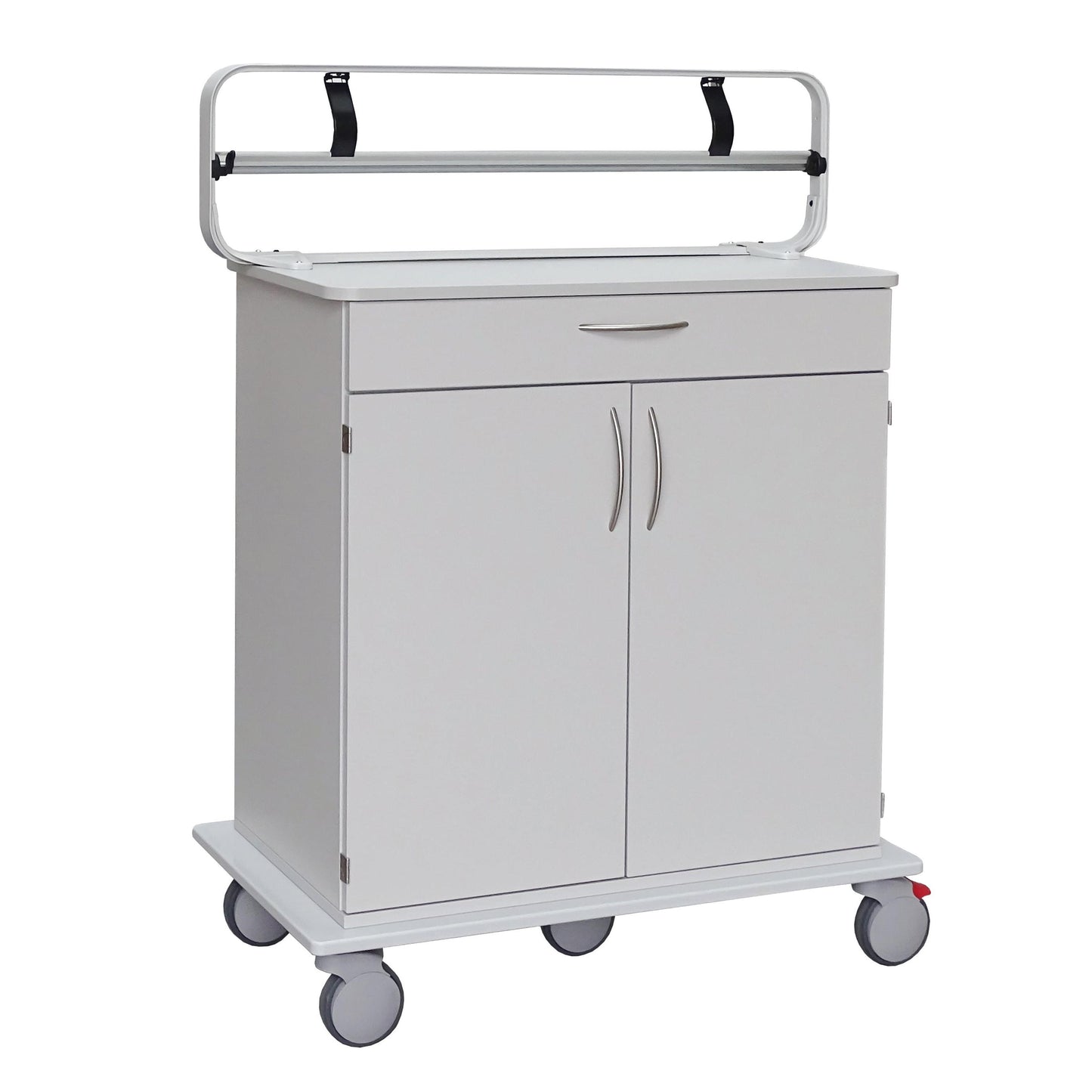 Ein weißer medizinischer Wagen mit flacher Platte, Schublade, Schrank und Rädern verfügt über eine Metallschiene und zwei schwarze Gurte, um den Novocal Abroller für Papierrollen (max. Rollenbreite 100 mm) von Novocal sicher zu halten. Der Wagen ist vor einem schlichten Hintergrund platziert.