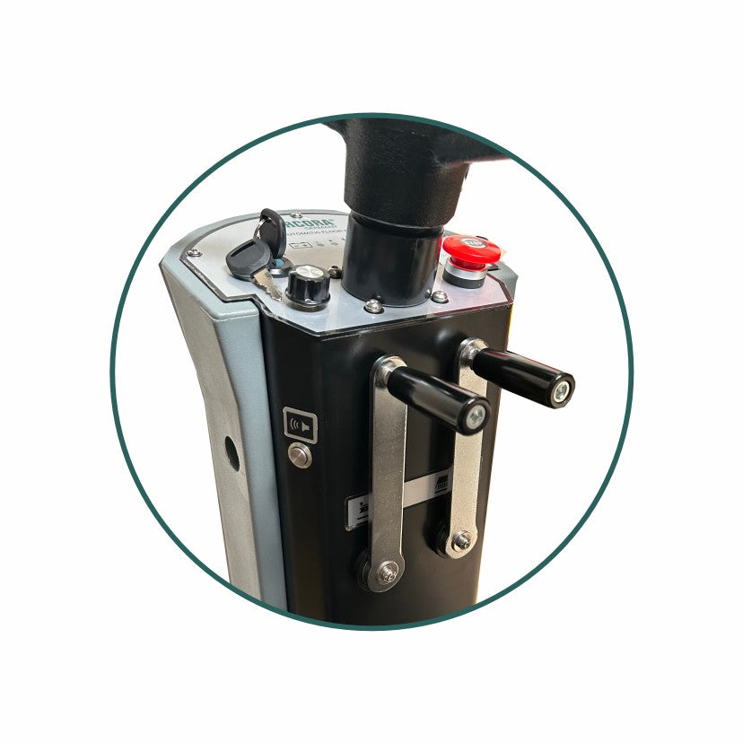 Eine Nahaufnahme des Bedienfelds der Arcora Ro-Man 660Br/90L Aufsitz-Scheuersaugmaschine von Arcora International GmbH zeigt zwei Hebel, einen schwarzen Griff, einen roten Not-Aus-Knopf und mehrere Tasten - entscheidend für eine effiziente Bedienung.