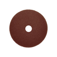 Un pad rotund, maro închis Arcora Sunshine Strong Plus No1+ de la Arcora International GmbH cu suprafață texturată și gaură, fotografiat pe un fundal alb. Disponibil în cutie (10 bucăți).