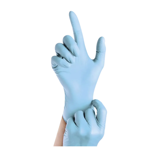 Eine Person trägt an einer Hand AMPri Epiderm Protect Blue PLUS Nitrilhandschuhe von MED-COMFORT puderfrei, Blau und zieht sie mit der anderen Hand vor einem schlichten weißen Hintergrund hoch.
