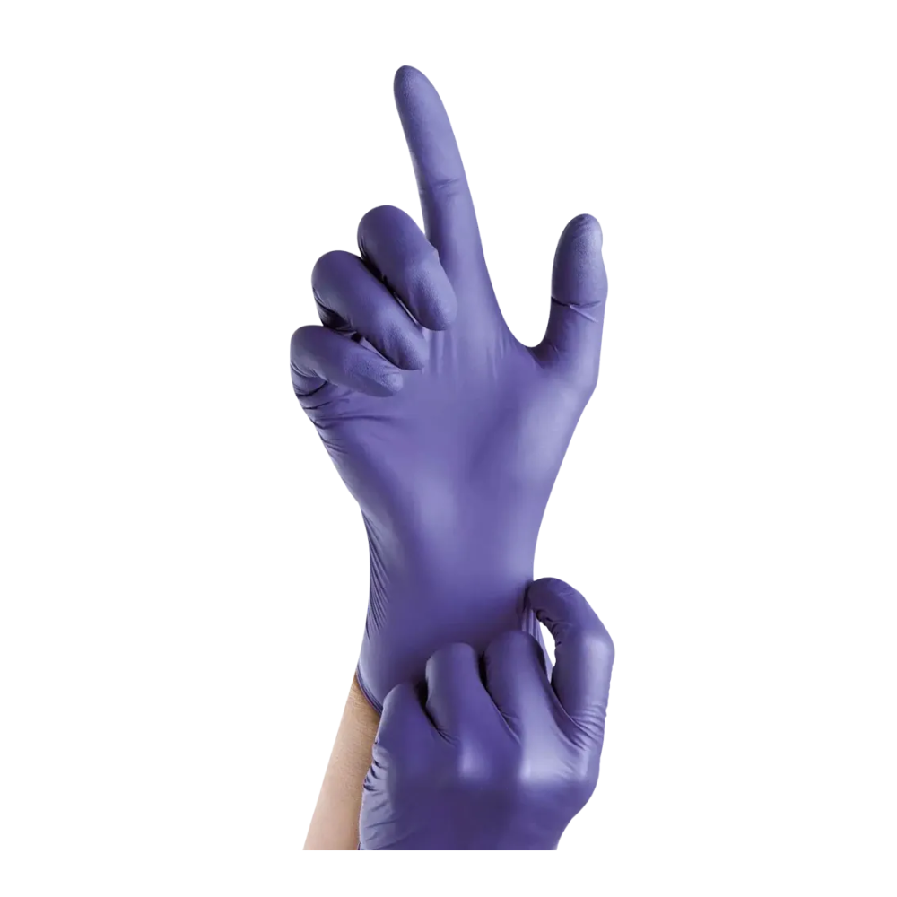Eine Person trägt AMPri Epiderm Protect Purple Nitrilhandschuhe von MED-COMFORT puderfrei in lila und zieht den Handschuh mit einer Hand über die andere. Die Handschuhe sind aus einem glatten Material und die Person passt die Passform um ihr Handgelenk an. Der Hintergrund ist weiß.