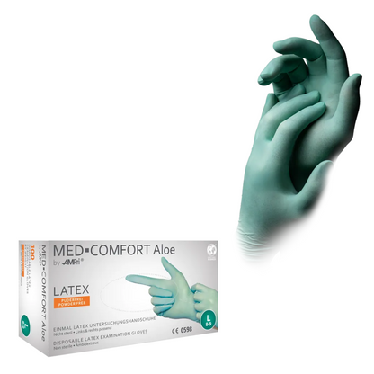 O pereche verde mentă de mănuși de examinare medicală care se țin reciproc. Sub acestea se află o cutie albă cu inscripția „AMPri MED-COMFORT Aloe Latex fără pudră” și alte detalii despre produs. Cutia de la AMPri Handelsgesellschaft mbH arată imaginea unei mâini care poartă mănușile.