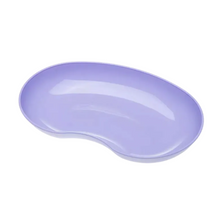 Imaginea arată o tavă renală din plastic AMPri MED-COMFORT de 24 cm 600 ml, de culoare violet deschis lucios. Acest dispozitiv medical de la AMPri Handelsgesellschaft mbH se remarcă printr-un design curbat cu margini netede.