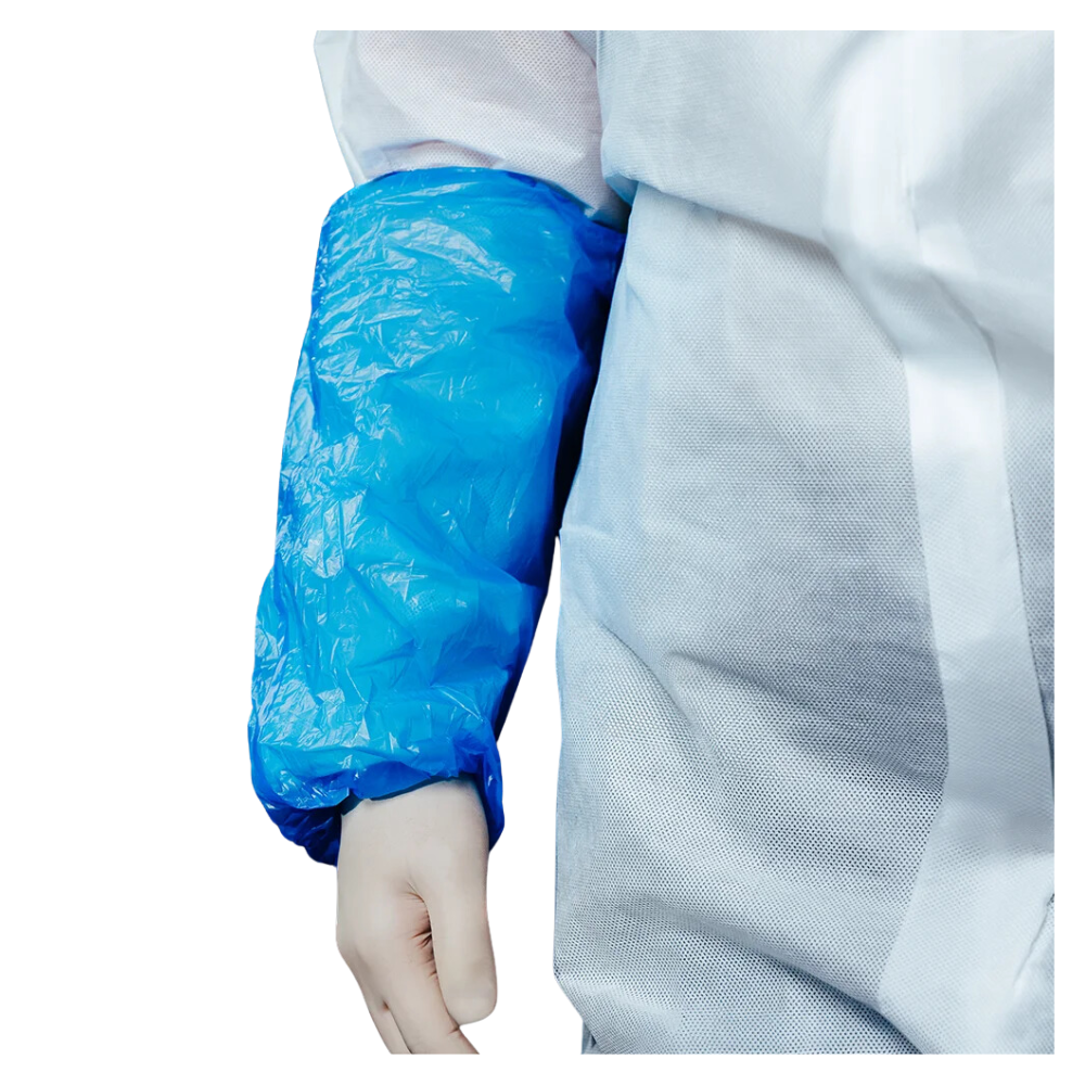 Un prim-plan al unei persoane care poartă un manșon AMPri MED-COMFORT PE, un manșon de plastic albastru din polietilenă care acoperă brațul de la încheietură până deasupra cotului. Persoana poartă, de asemenea, îmbrăcăminte de protecție albă din categoria I EIP, fabricată de AMPri Handelsgesellschaft mbH.