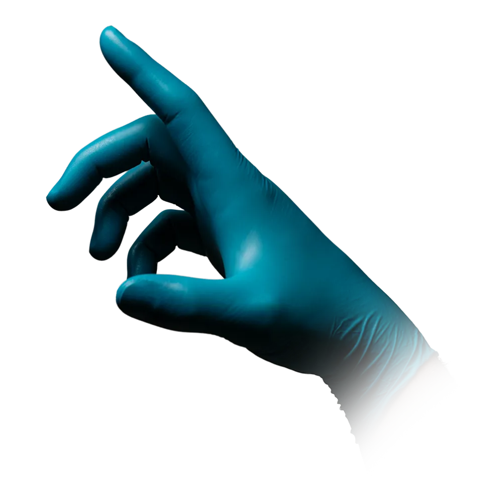 Eine einzelne Hand mit einem blauen Handschuh, AMPri STYLE CLEAN OCEAN Nitrilhandschuhe puderfrei von MED-COMFORT in Türkis, ist vor einem weißen Hintergrund zu sehen. Die Hand befindet sich in einer entspannten Position mit leicht gekrümmten Fingern und Daumen und Zeigefinger bilden eine „Okay“-Geste.