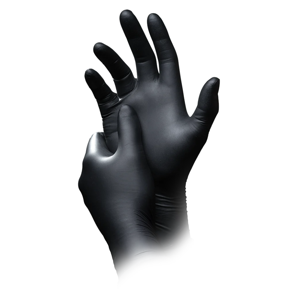 O pereche de mâini cu mănuși negre din latex, unde o mână trage mănușa peste cealaltă, izolate pe un fundal alb, evidențiază mănușile de protecție chimică din nitril antistatice AMPri SolidSafety Chem Ex de la AMPri Handelsgesellschaft mbH, perfecte pentru manipulare precisă.