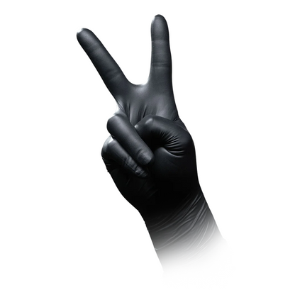 O mână care poartă o mănușă de protecție chimică din nitril antistatică de la AMPri SolidSafety Chem Ex face un semn de pace pe un fundal alb.