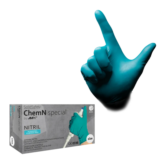 Ein blauer Nitrilhandschuh aus der AMPri SolidSafety ChemN Special Nitril Chemikalienschutzhandschuhe-Kollektion wird an einer Hand getragen, die mit Daumen und Zeigefinger ein „L“ bildet. Darunter befindet sich eine Schachtel mit der Aufschrift „AMPri SolidSafety ChemN Special“, die chemikalienbeständige Nitril-Einweghandschuhe der AMPri Handelsgesellschaft mbH enthält.