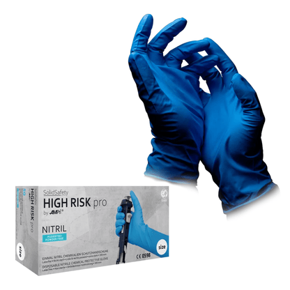 O cutie de mănuși de protecție chimică AMPri SolidSafety High Risk Pro Nitril tip A este prezentată lângă o pereche de mâini cu mănuși. Mănușile de nitril albastre oferă protecție împotriva substanțelor chimice. Pe ambalaj sunt vizibile detalii despre produs și branding-ul AMPri Handelsgesellschaft mbH.