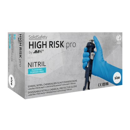 O cutie de mănuși de protecție chimică AMPri SolidSafety High Risk Pro Nitril tip A de la AMPri Handelsgesellschaft mbH arată pe ambalaj o mână într-o mănușă albastră care ține o eprubetă. Aceste mănuși sunt fără pudră și latex și sunt certificate CE 0598 pentru protecție optimă împotriva substanțelor chimice.