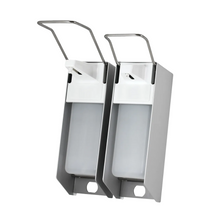 Sunt expuse două distribuitoare de perete AMPri pentru 500 ml dezinfectant și săpun, cu o carcasă din oțel inoxidabil și un distribuitor din plastic alb. Fiecare este echipat cu un braț lung pentru o extragere igienică. Sunt așezate una lângă alta pe un fundal simplu alb.